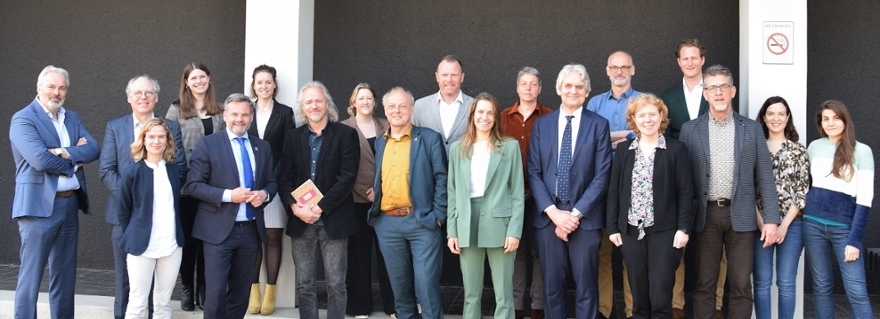 Burgemeester Lenferink bezoekt Dutch Extract Library